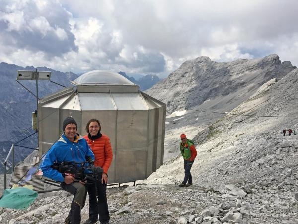 Bild 1 von 8: Im Bild: Das ORF Team Mike Mayer (Kamera) , Teresa Andreae (Redaktion) beim Biwak im Karwendel.