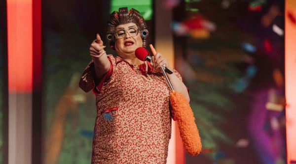 Bild 1 von 1: Wommy Wonder alias Elfriede Schäufele auf der Bühne Schwäbische Fasnet aus Donzdorf.