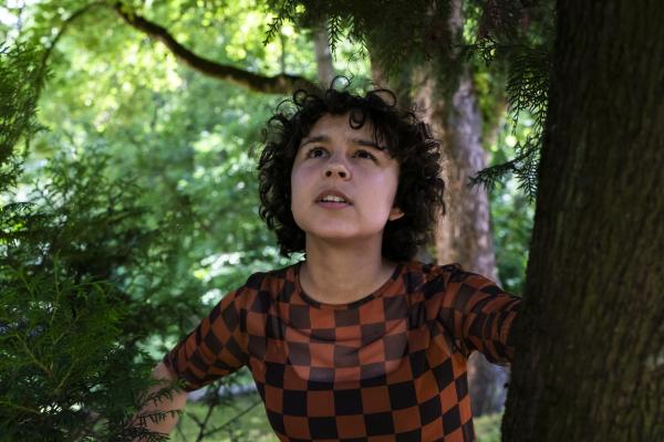 Bild 1 von 5: Tahmina (Janisa Glasow) überlegt, wie sie das Einhorn aus dem Baum bekommt.