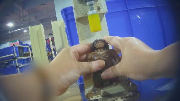 Bild 1 von 11: Undercover-Aufnahme in einer Mattel-Fabrik