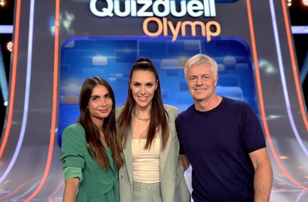 Bild 1 von 2: Moderatorin Esther Sedlaczek (M.) mit den Kandidaten des Teams \