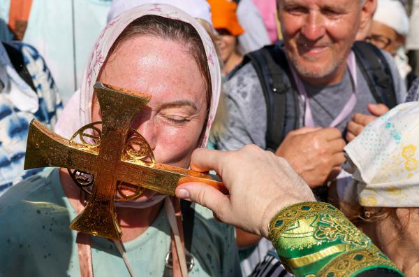 Bild 1 von 9: Bei einer orthodoxen Prozession zu Ehren des heiligen Seraphim von Sarow südlich von Perm, Russland, küsst eine Frau ein Kruzifix.