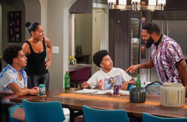 Bild 1 von 13: Im Bild (v.li.): Marcus Scribner (Andre 'Junior' Johnson jr.), Tracee Ellis Ross (Rainbow 'Bow' Johnson), Miles Brown (Jack Johnson), Anthony Anderson (Andre 'Dre' Johnson).