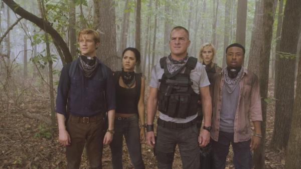 Bild 1 von 6: MacGyver (Lucas Till, l.) versucht, mit Riley (Tristin Mays, 2. v. l.), Jack (George Eads, M.), Cage (Isabel Lucas, 2.v.r.) und Bozer (Justin Hires, r.) einen Großbrand in einem nigerianischen Dorf zu löschen, das von gefährlichen Rebellen gelegt wurde. Diese unternehmen alles, damit das Feuer möglichst lange brennt ...