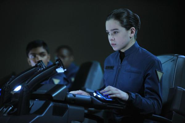 Bild 1 von 18: Lässt sich durch nichts und niemandem aus der Ruhe bringen und kämpft immer an der Seite von Ender: Petra (Hailee Steinfeld, r.) ...
