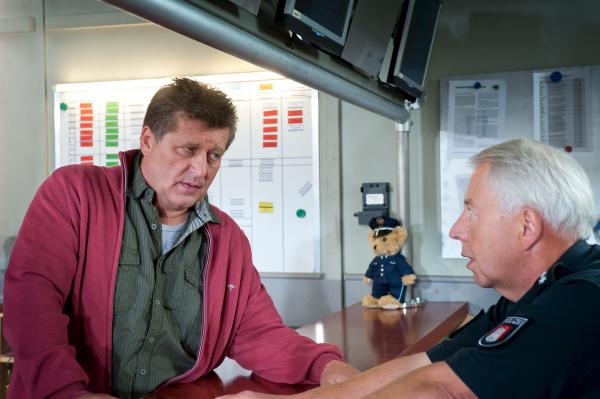 Bild 1 von 15: Sichtlich angeschlagen meldet sich Hans (Bruno F. Apitz, l.) nach einer durchzechten Nacht bei Wolle (Harald Maack, r.) zum Dienst.