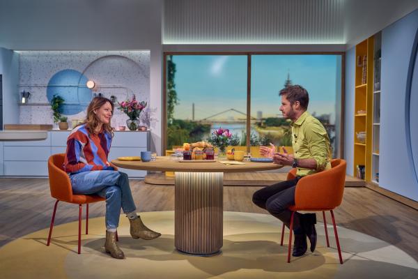 Bild 1 von 15: Nina (Lavinia Wilson) ist mit ihrem Kita-Gründungsratgeber und Bestseller \