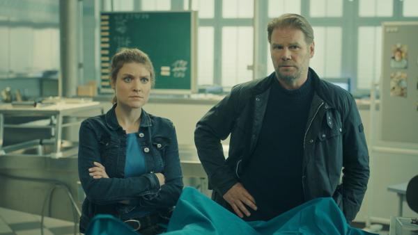 Bild 1 von 15: Karina Szabo (Lara Mandoki, l.) und Robert Winkler (Kai Scheve, r.) müssen die Identität der Leiche klären.