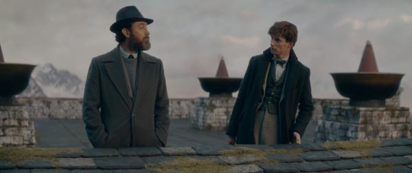 Bild 1 von 8: Albus Dumbledore (Jude Law, l.); Newt Scamander (Eddie Redmayne, r.)