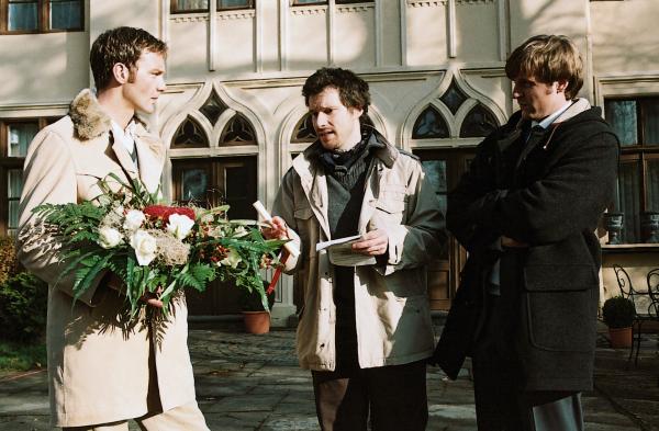 Bild 1 von 1: Ein Blumenbote (Komparse, M.) versucht vergeblich, Bianca ausfindig zu machen. Oliver (Patrik Fichte, l.) und Eddie (Christoph Mory, r.) können auch nicht weiterhelfen.