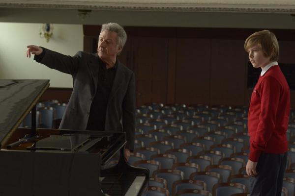 Bild 1 von 5: Weder Chorleiter Carvelle (Dustin Hoffman, l.) noch irgendein anderer Lehrer hält es für möglich, dass der renitente, aber hochbegabte Neuling Stet (Garrett Wareing, r.) am National Boychoir bestehen könnte. Oder kann sich der unglückliche Junge mit den strengen Regeln des Internats arrangieren?