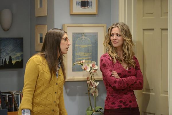 Bild 1 von 26: Die Vorbereitungen für die Hochzeit von Bernadette und Howard sind im vollen Gange: Penny (Kaley Cuoco, r.) und Amy (Mayim Bialik, l.) ...