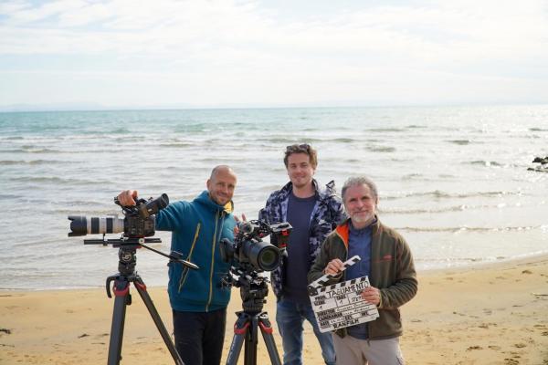 Bild 1 von 26: Im Bild: Kameramann Luca Verducci, Produzent Matthias Ninaus, Regisseur Giuseppe Bucciarelli in Lignano.