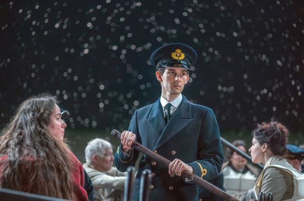 Bild 1 von 4: Offizier Joseph Boxhall (Ethan McHale, Mi.) bringt das ihm anvertraute Rettungsboot in Sicherheit, während die \