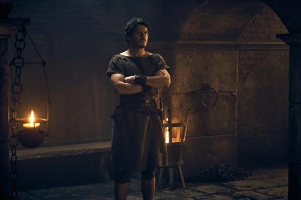 Bild 1 von 5: THOSE ABOUT TO DIE -- Episode 105 -- Pictured: Iwan Rheon as Tenax -- (Photo by: Reiner Bajo/Peacock)