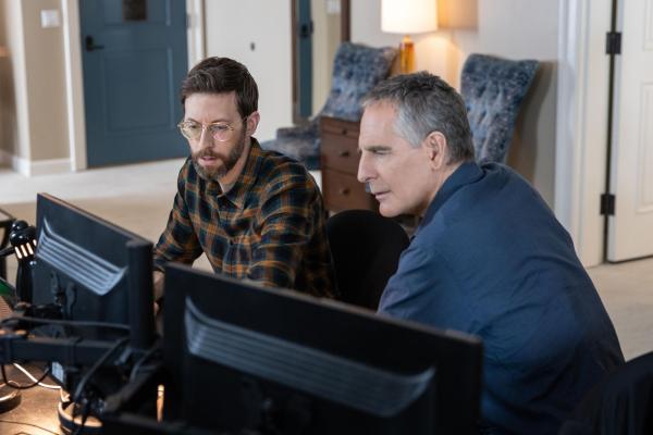Bild 1 von 11: Sebastian Lund (Rob Kerkovich, l.); Special Agent Dwayne Pride (Scott Bakula, r.)