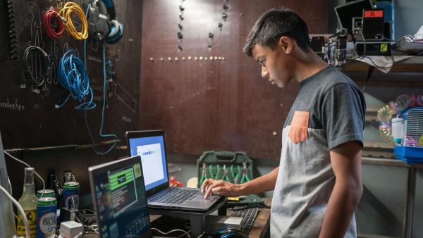 Bild 1 von 6: Jet (Sheldon) kennt sich mit dem Hacken von Computern aus.