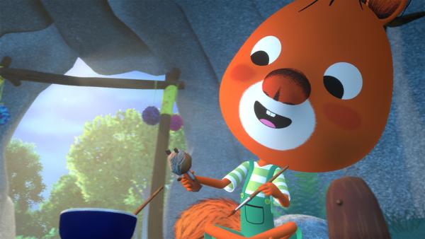 Bild 1 von 1: Edmund bastelt an der Überraschung für das Fest des Gedenkens.