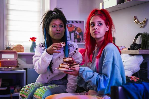 Bild 1 von 5: Massuda (Tisa Pharischad Khumyim, li.) und Elly (Nelly Borodina) feiern das Leben und essen Muffins.