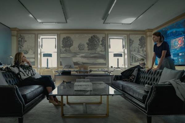 Bild 1 von 8: Linda Farrier (Joely Richardson, l.); Myfanwy Thomas (Emma Greenwell, r.)