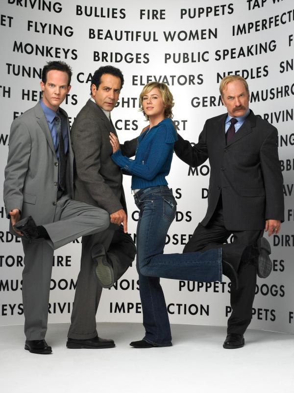 Bild 1 von 16: (3. Staffel) - Für Lt. Randall Disher (Jason Gray-Stanford, l.), Captain Leland Stottlemeyer (Ted Levine, r.) und Natalie Teeger (Traylor Howard, 2.v.r.) ist es nicht immer leicht, mit den Macken von Adrian Monk (Tony Shalhoub, 2.v.l.) zurecht zu kommen.