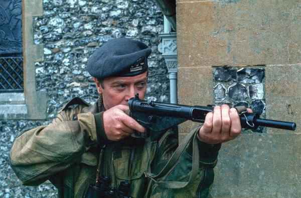 Bild 1 von 6: Oberst Steiner (Michael Caine) verschanzt sich mit seinen deutschen Fallschirmjäger in einer Kirche, wo sie auf die alliierten Truppen warten.