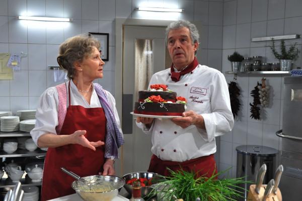 Bild 1 von 11: Hildegard (Antje Hagen, l.); André (Joachim Lätsch, r.)