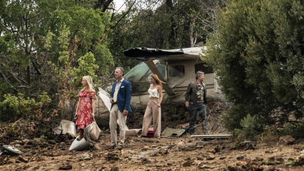 Bild 1 von 14: (v.l.n.r.) Sandy Kowalski (Julia Heinze); Hubertus von Zangenheim (Heio von Stetten); Renate von Zangenheim (Nadeshda Brennicke); Franky Kowalski (Dirk Borchardt)