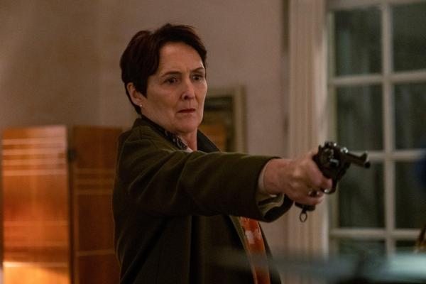 Bild 1 von 4: Carolyn (Fiona Shaw) muss wissen, wer hinter dem Tod ihres Sohnes steckt. Als sie endlich stichhaltige Beweise gefunden hat, ist es an der Zeit, abzurechnen.