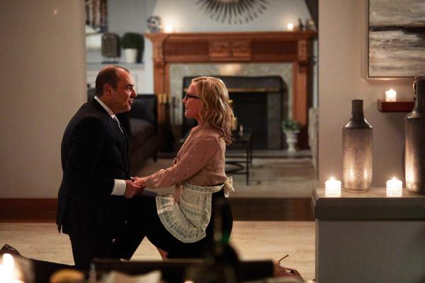 Bild 1 von 2: Es sieht ganz nach einem Happy End mit Hochzeitsglocken für Sheila (Rachel Harris) und Louis (Rick Hoffmann) aus. Doch bald erreichen sie schlechte Nachrichten.