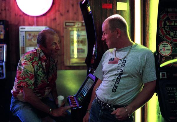 Bild 1 von 5: Im Bild: Louie Austen (Mann am Glücksspielautomaten), Roland Düringer (Joschi Täubler).