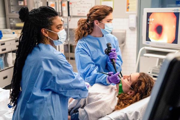 Bild 1 von 32: Im Bild (v.li.): Freema Agyeman (Dr. Helen Sharpe), Janet Montgomery (Dr. Lauren Bloom), Emily Vera (Karla).
