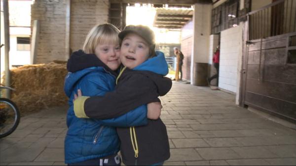 Bild 1 von 2: Noah und Johann sind die besten Freunde und gehen jede Woche gemeinsam reiten.