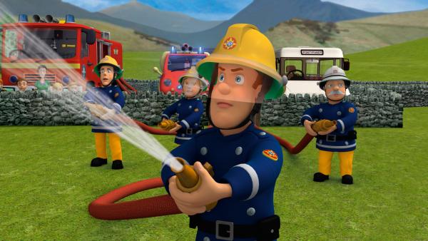 Bild 1 von 2: An der Küste des englischen Wales, zwischen malerischen Klippen und bewaldeten Hügeln, liegt das kleine Hafenstädtchen Pontypandy. Hier leben Feuerwehrmann Sam und seine Freunde.