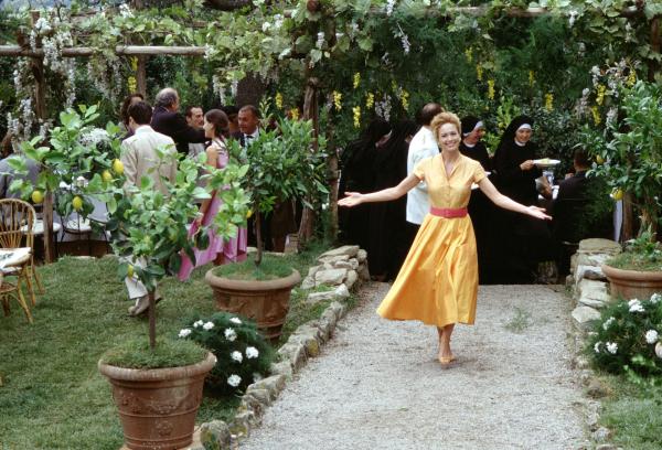 Bild 1 von 8: Als Frances (Diane Lane) sich im Italienurlaub in eine Uraltvilla verliebt, bleibt sie in dem Land, wo die Zitronen blühen ...
