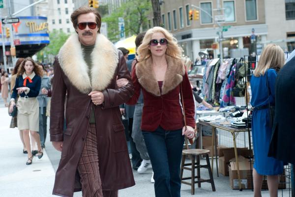 Bild 1 von 19: Als San Diegos einziges, großes Nachrichtenpaar leben Ron (Will Ferrell, l.) und Veronica (Christina Applegate, r.) ein schönes Leben. Doch eine berufliche Entscheidung trennt die beiden - kommen sie trotz konkurrierender Stellen wieder zusammen?