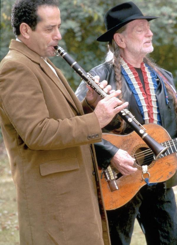 Bild 1 von 2: Im Bild (v.li.): Tony Shalhoub, Willie Nelson.