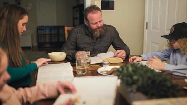 Bild 1 von 7: Die Faulkners bei der Bibelstunde. Die Familie ist überzeugt: Eine Frau hat sich dem Mann unterzuordnen. Dem Feminismus sei der Zusammenbruch der klassischen Familie in den USA vorzuwerfen.