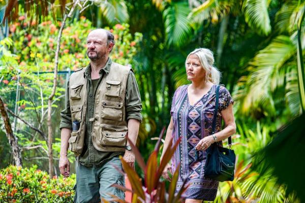 Bild 1 von 12: Im Bild: Nicholas Asbury (Gerry Wigsworth), Camille Coduri (Sandra White).