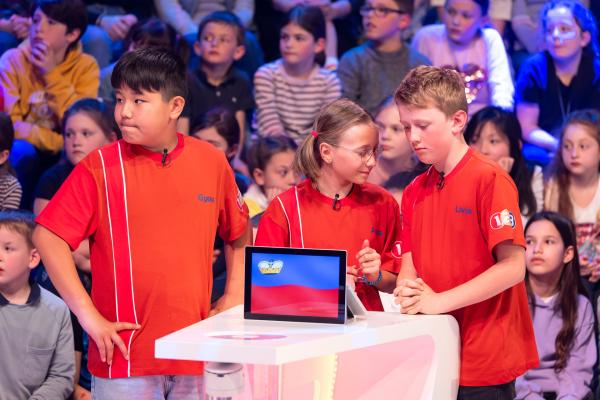 Bild 1 von 11: Das rote Rateteam aus Balzers/Liechtenstein grübelt über eine von Eltons kniffligen Fragen.