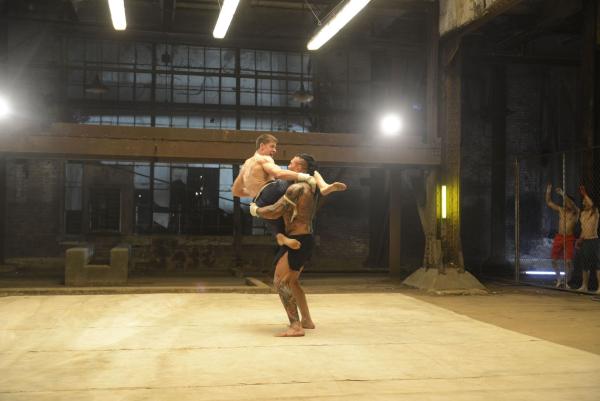 Bild 1 von 8: Kurt (Alain Moussi, l.) sinnt auf Vergeltung, nachdem der Thaiboxer Tong Po (Dave Bautista, r.) seinem Bruder im einem Kampf kaltblütig das Genick gebrochen hat. Doch ist es wirklich eine gute Idee von dem jungen Mann, sich dem ungeschlagenen, skrupellosen Kämpfer zu stellen?