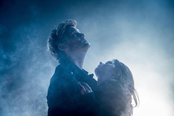 Bild 1 von 8: (v.l.n.r.) Daniel (Jeremy Irvine); Luce (Addison Timlin)