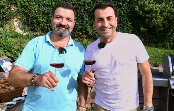 Bild 1 von 2: Sedat Bahar (links) ist Jäger, Naturliebhaber und leidenschaftlicher Hobbykoch. Er will Sternekoch Ali Güngörmüs mit einem deftigen Rehgulasch überraschen.