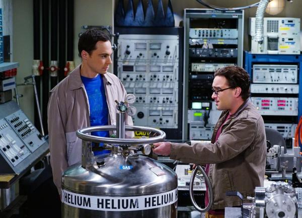 Bild 1 von 14: Damit sie ihre Superfluid-Helium-Idee vorantreiben können, scheuen sich Sheldon (Jim Parsons, l.) und Leonard (Johnny Gelecki, r.) auch nicht vor nicht ganz so legalen Deals ...