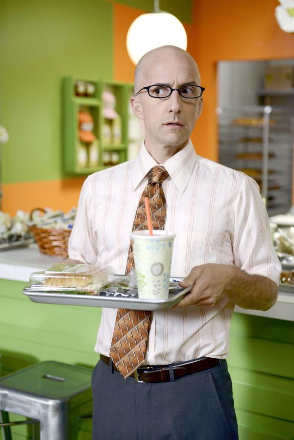 Bild 1 von 16: Kann Dean Pelton (Jim Rash) seine Studenten vor dem Ass Crack Banditen beschützen, der seinen Opfern Münzen in die Gesäßspalte steckt?