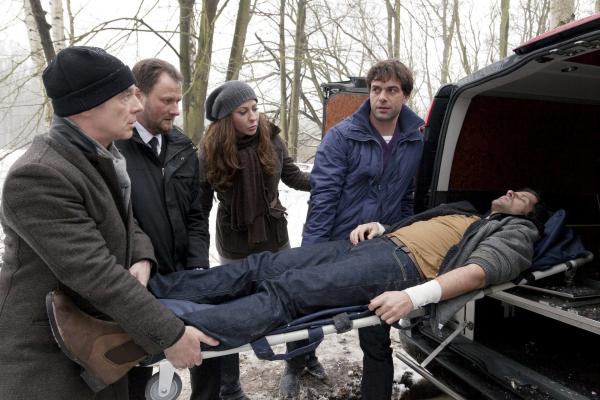 Bild 1 von 7: Peter Albrecht (Pasquale Aleardi, liegend) gefunden, der sich die Pulsadern aufgeschnitten hat. Er benötigt dringend eine Bluttransfusion. Kann Rechtsmediziner Dr. Reichau (Kain Schumann, rechts) sein Leben retten?