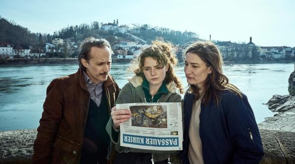 Bild 1 von 26: Im Bild: Ferdinand Zankl (Michael Ostrowski), Mia Bader (Nadja Sabersky, mi.) und Frederike Bader (Marie Leuenberger, re.) lesen interessiert Mias neuen Artikel in der Zeitung.