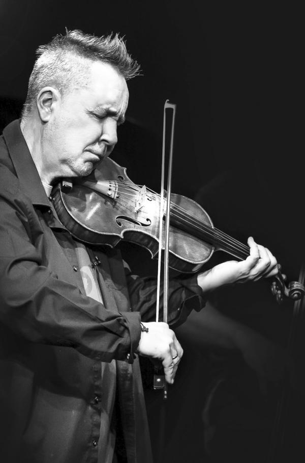 Bild 1 von 2: Die Haare stehen ab, das Outfit ist ein wilder Mix aus Punk, Gothic und New Wave ?- das ist Nigel Kennedy.