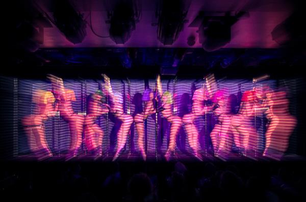 Bild 1 von 7: Tänzerinnen des legendären ?Crazy Horse?