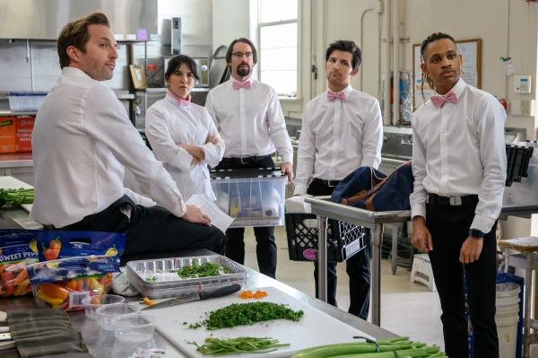 Bild 1 von 3: (v.l.n.r.) Kyle Bradway (Ryan Hansen); Lucy Dang (Zoë Chao); Roman DeBeers (Martin Starr); Henry Pollard (Adam Scott); Sackson (Tyrel Jackson Williams)